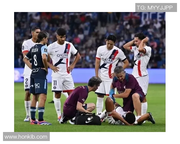 足球巨星突遭重伤离场引发球迷担忧未来职业生涯走势